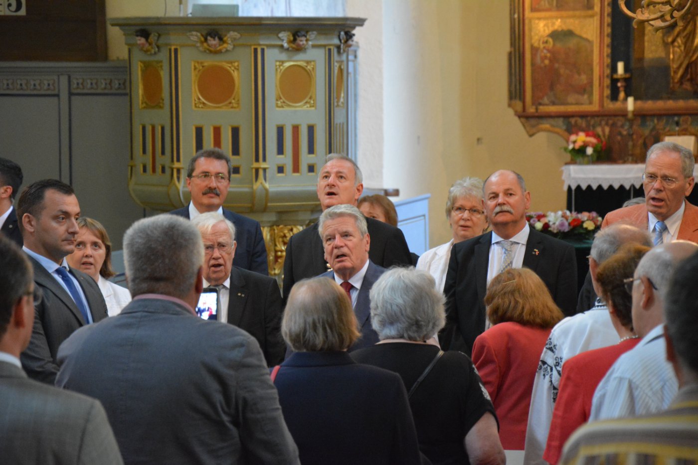 Distinguished visit inside the Heltau church